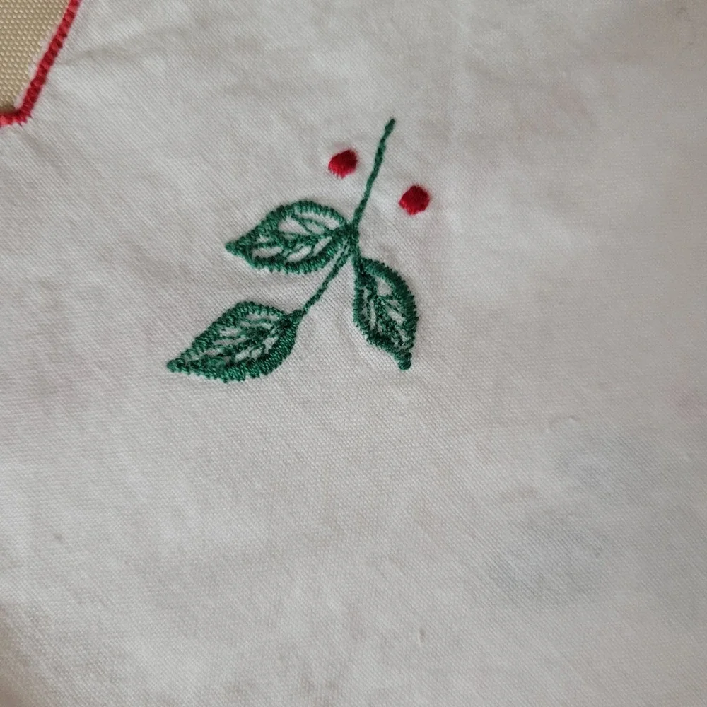 Vintage Christmas Table Runner applique Embroidered Poinsettia Scalloped Edge